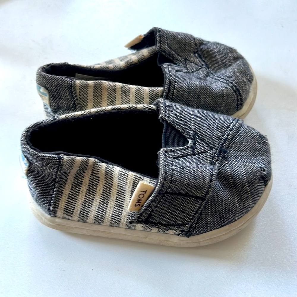 Tom’s infant shoes T4 9-12 months
